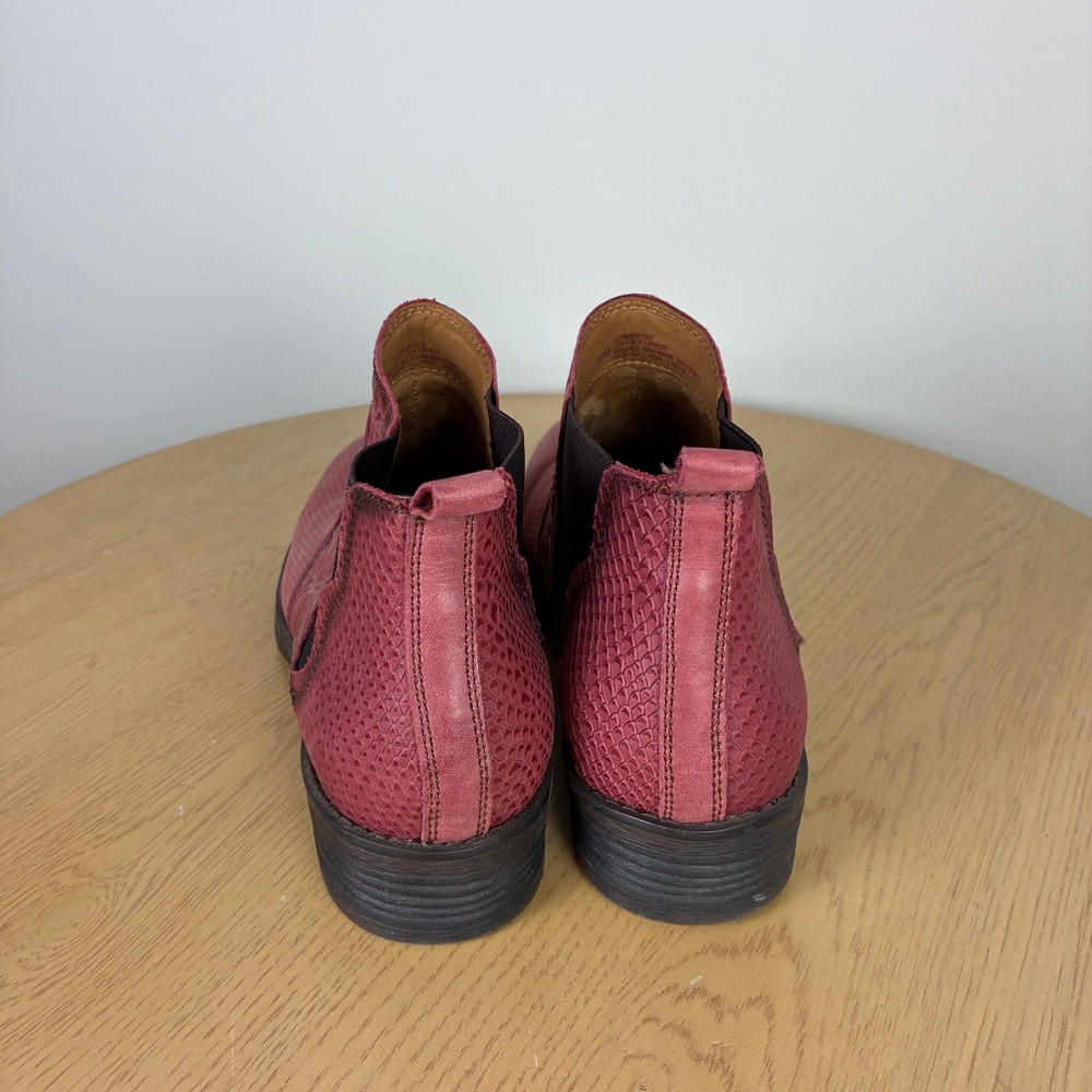 Comfortiva Red Tooled Floral‎ Embossed Leather Ankle Chelsea Boots Women's 10 - Picture 5 of 7